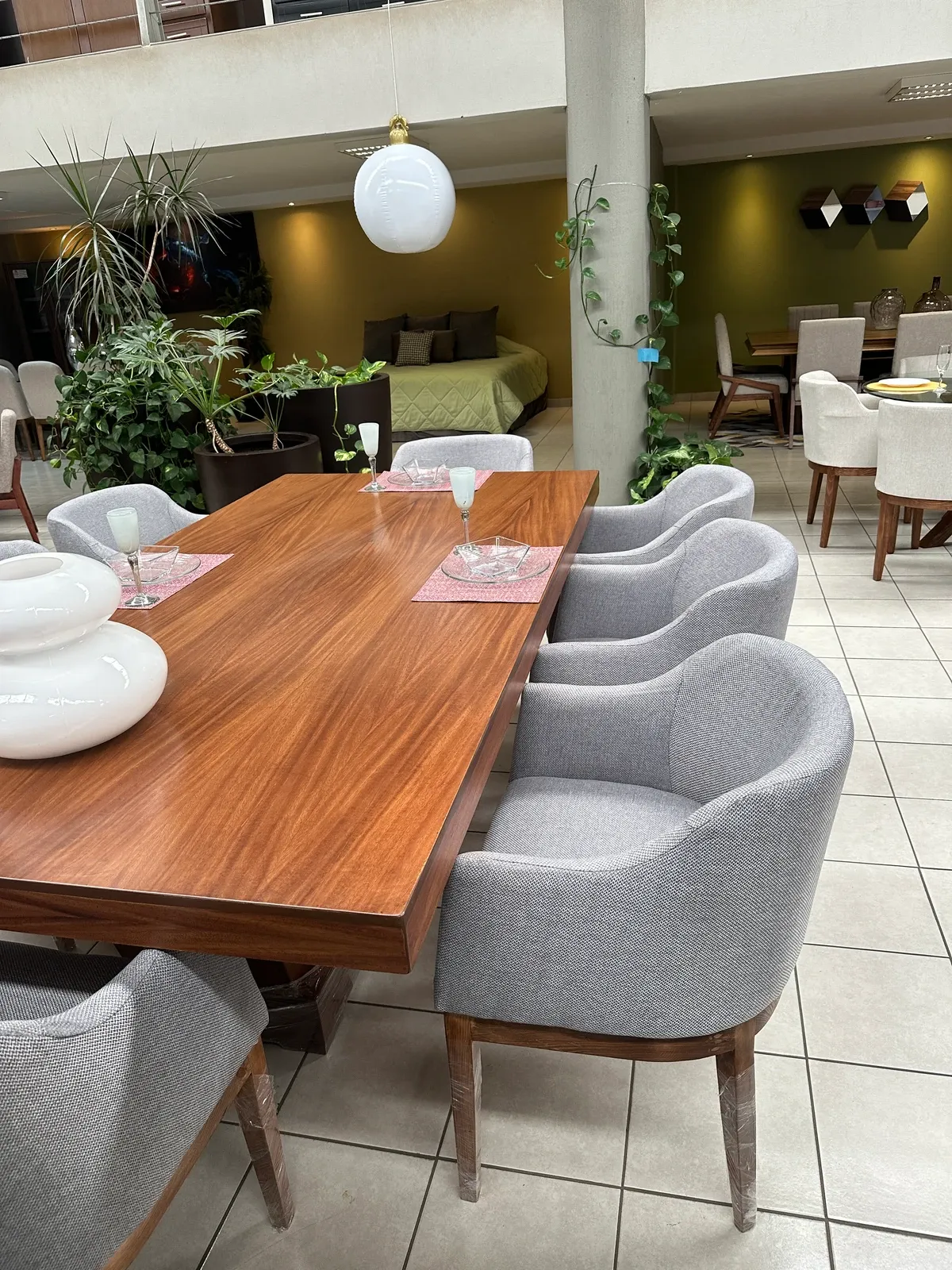 Comedor Minimal Sillas Curva — Comedor Minimal Sillas Curva
