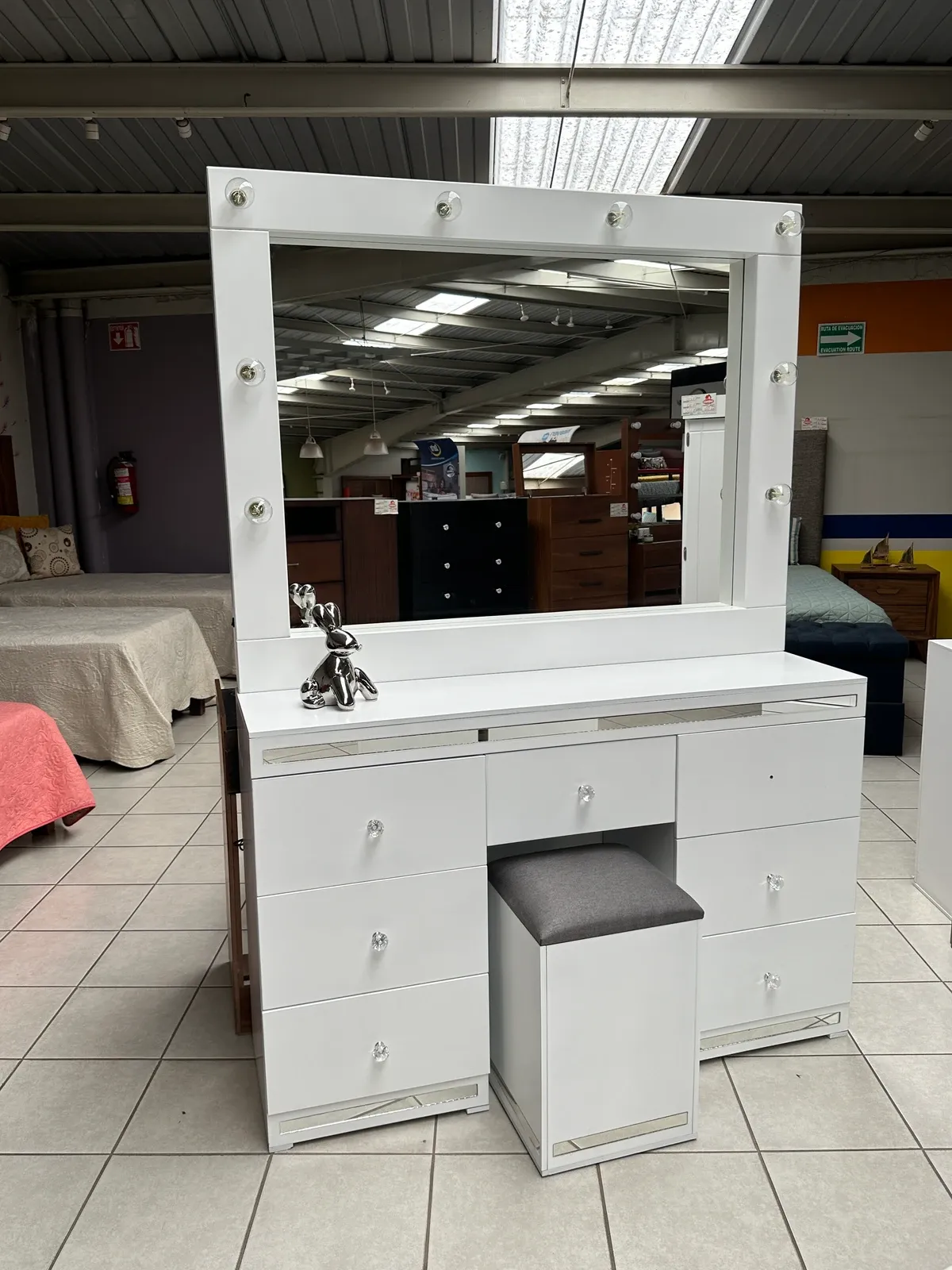 Tocador Virova Vanity — Tocador Virova Vanity